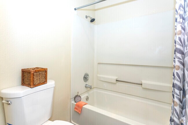 2BR, 2BA - 810SF - Gold Coast Apartments