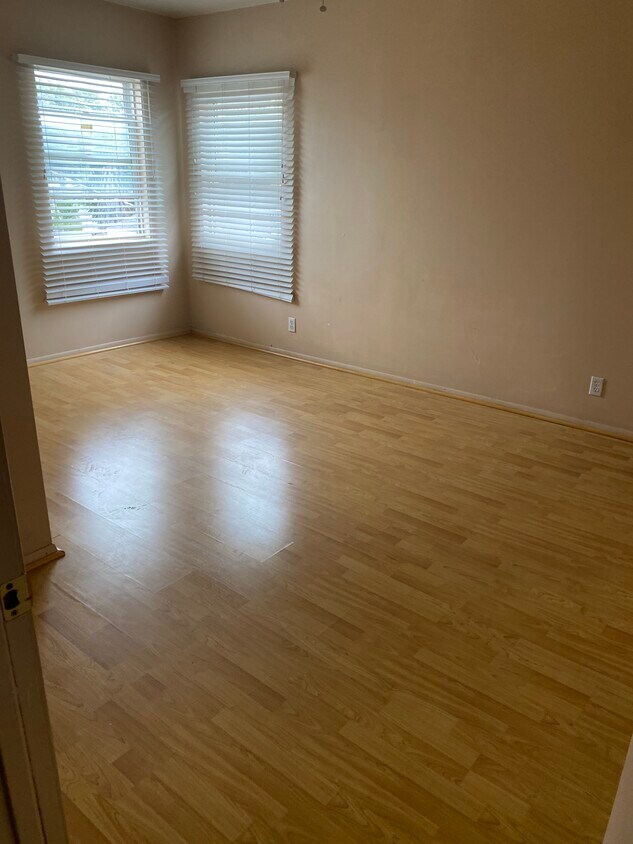 Foto principal - 127 E 103rd St