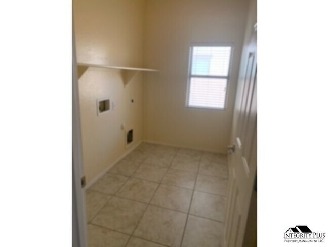 Foto del edificio - 4 bd 2 ba