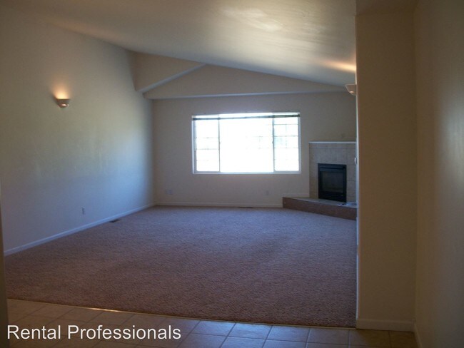 Building Photo - 4 br, 3 bath House - 3310 Magenta Road Unit A