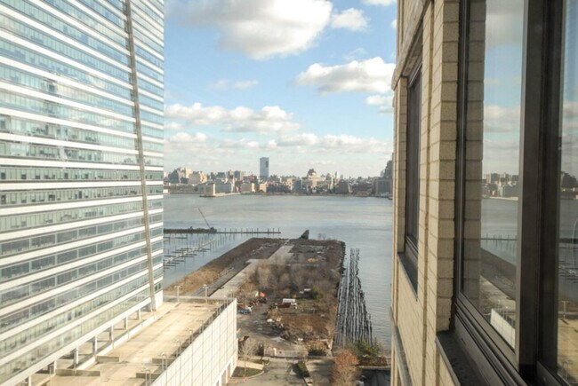 Foto del edificio - 475 Washington Blvd