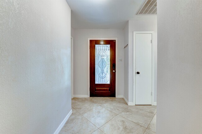 Building Photo - 10703 Highland Woods Dr