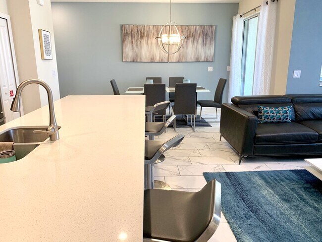 Building Photo - STUNNING FULLY FURNISHED 4 BEDROOM / 3 BAT...