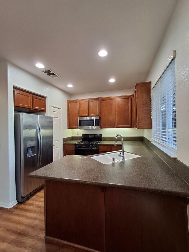 Foto del edificio - Amazing 2-Bedroom Townhome with Central AC/Heat! MUST SEE!