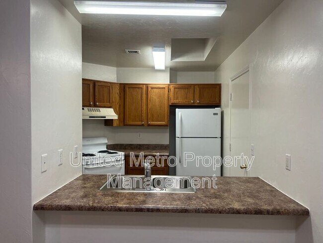 Building Photo - 8372 E Lakeshore Dr
