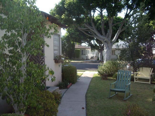 Side View of Unit 2 (B) - 2444 Oak St
