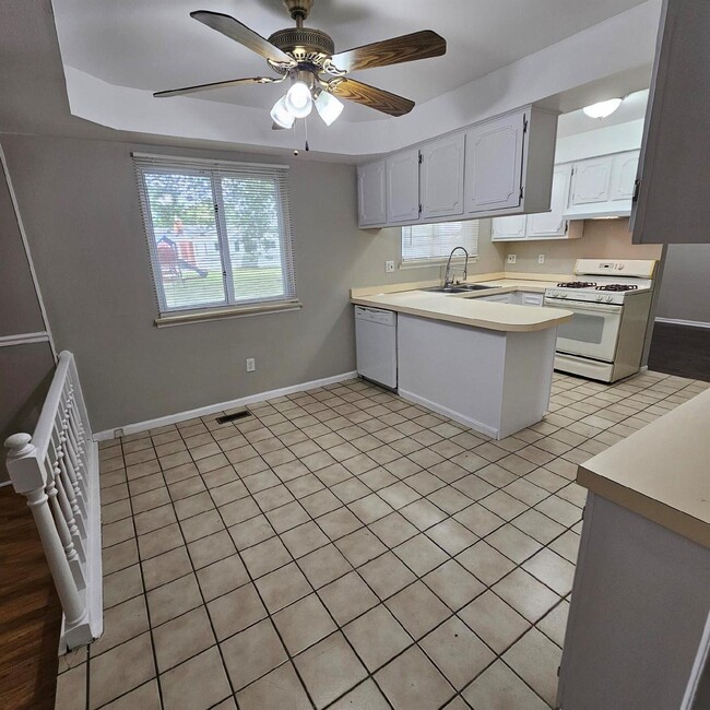 Foto del edificio - 4 bedroom, 2.5 bath, 2 car garage colonial...