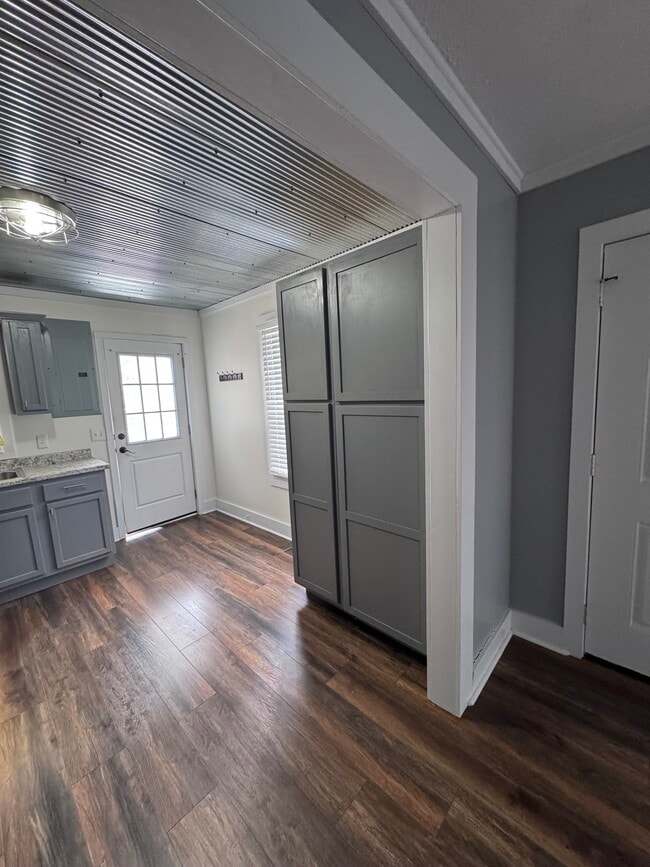 Building Photo - 1615 N Maple Ave