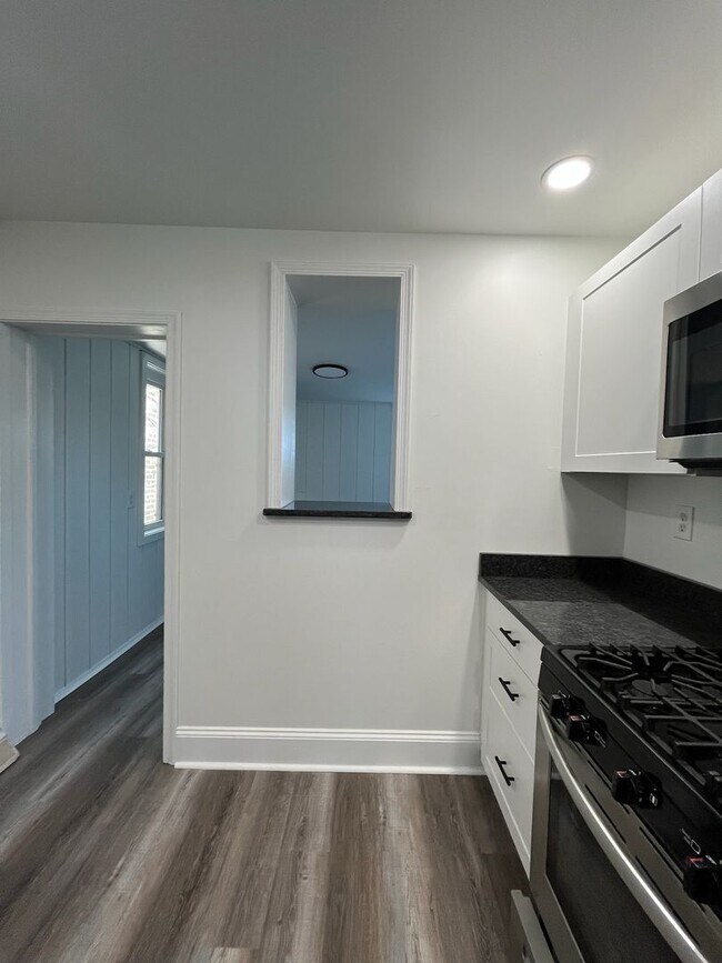 Building Photo - 2 story 2 bed 1 bath house - newly remodeled