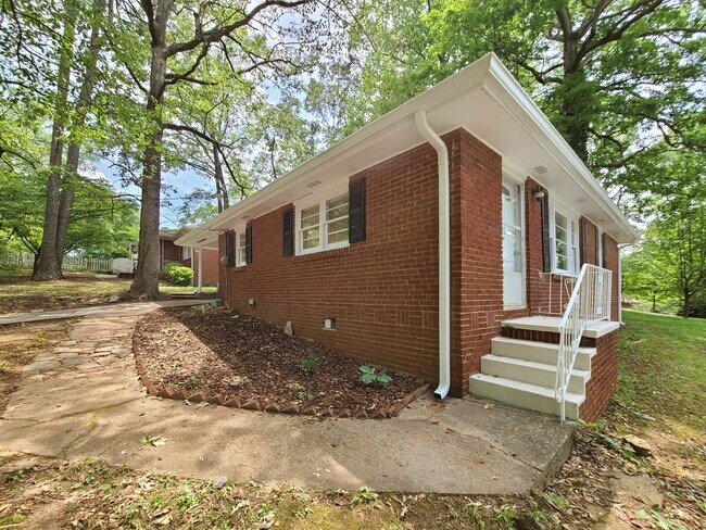 Foto del edificio - Cutest Bungalow in the Heart of Hapeville 3 bed/2 bath