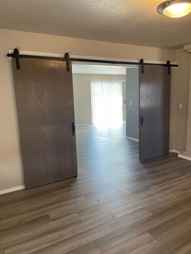 Building Photo - LARGE TWO STORY UPDATED HOME