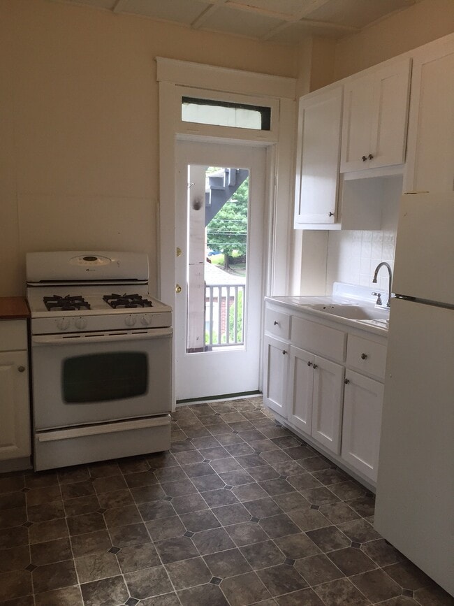 Building Photo - 637 5th Ave