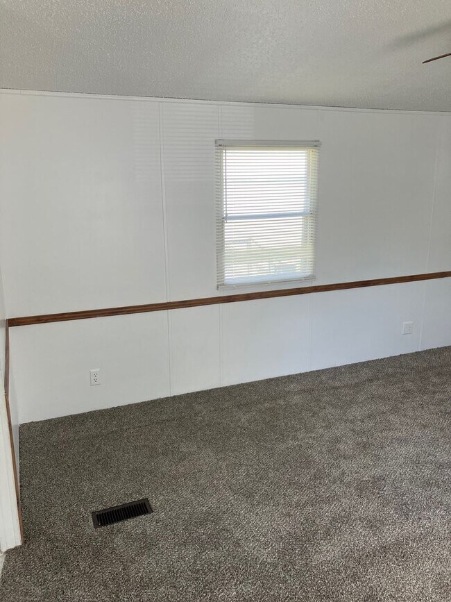 Building Photo - Tall Pine MHP Units 22-30