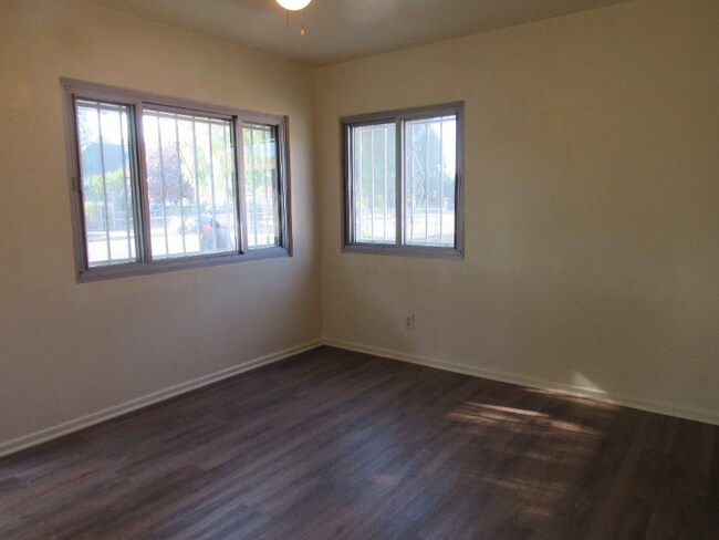 Building Photo - 607 S Plum Ave