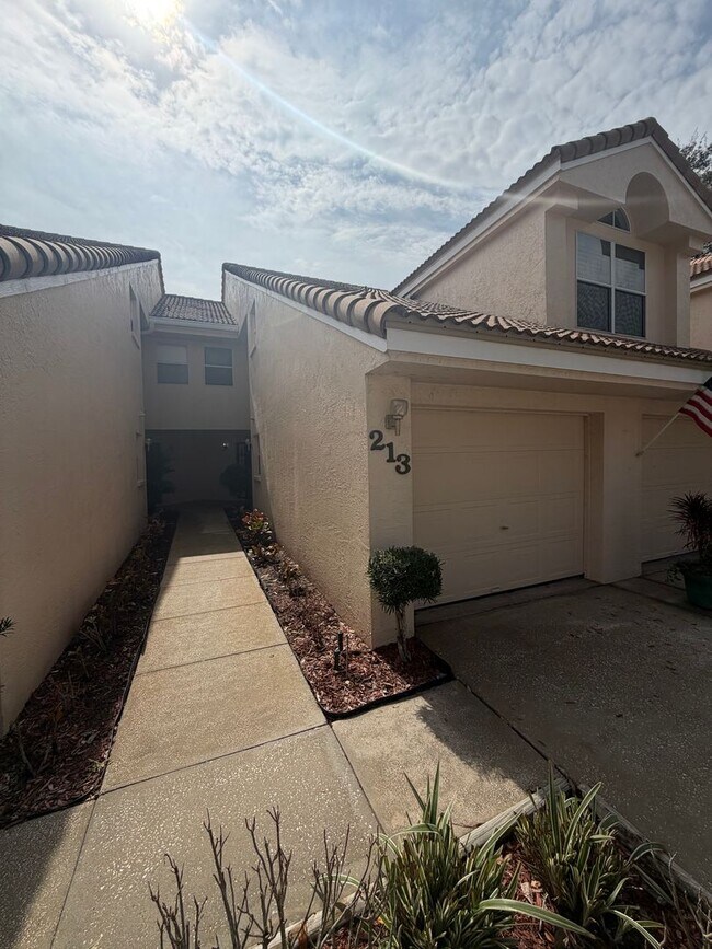 Foto del edificio - First floor condo in gated East Lake Woodlands of Oldsmar with one car garage