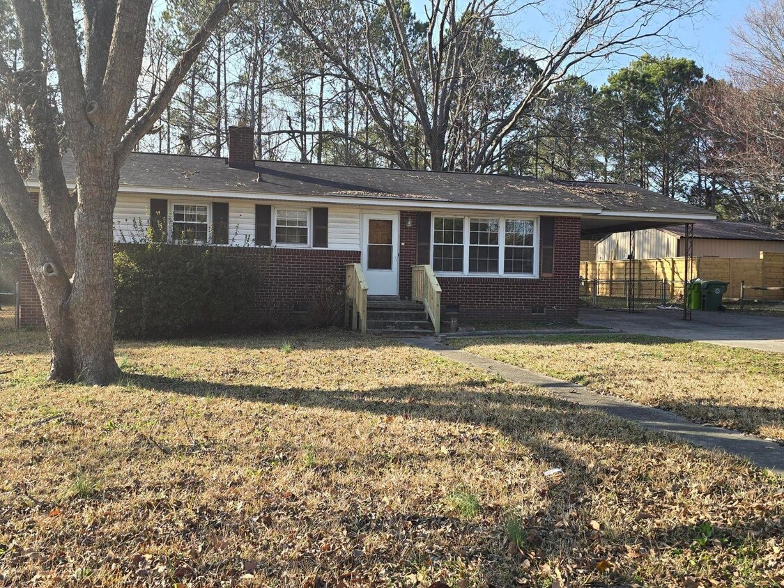 Primary Photo - Charming 3-Bedroom Home Near I-77 & Fort J...