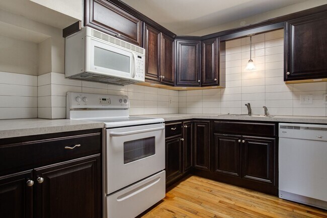 Foto del edificio - MOVE IN SPECIAL!! Charming 3 Bed, 3 Bath T...