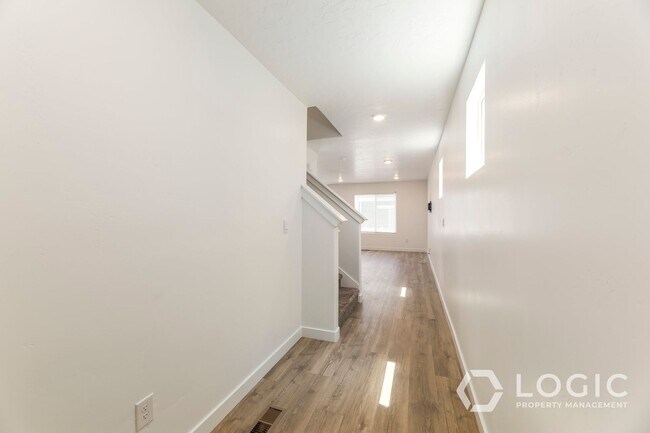 Foto del edificio - Gorgeous Row End Townhome in Lehi!