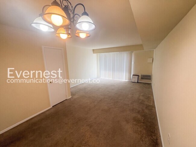 Foto del edificio - 2 Bed & 1.5 Bath Townhouse in Colonial Heights / Available Soon!