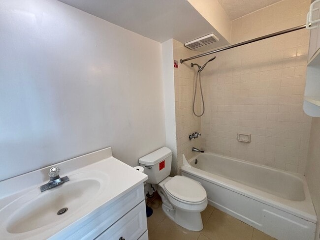 Building Photo - AVAILABLE NOW! 2 BED 1 BATH 1 COVERED PARK...