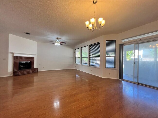 Foto del edificio - 1525 Natural Bridge Ln