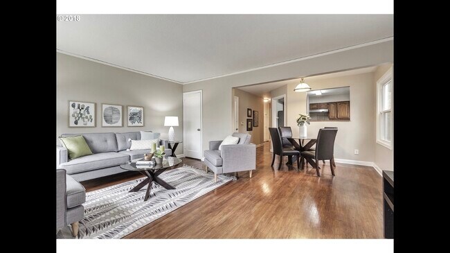 Sala de estar y comedor de concepto abierto: habitaciones luminosas y hermosas (foto preparada, la unidad no viene amueblada) - 1429 NE Mason St