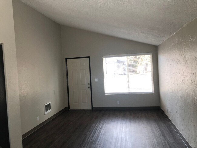 Foto del edificio - Updated 2 bedroom 1.5 bathroom duplex!