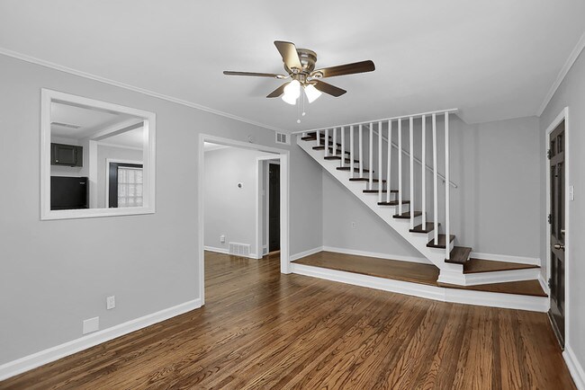Building Photo - Law Enforcement Discount / Huge master suite