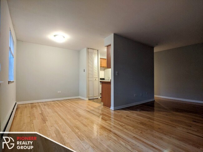 Building Photo - 510 W Briar Pl