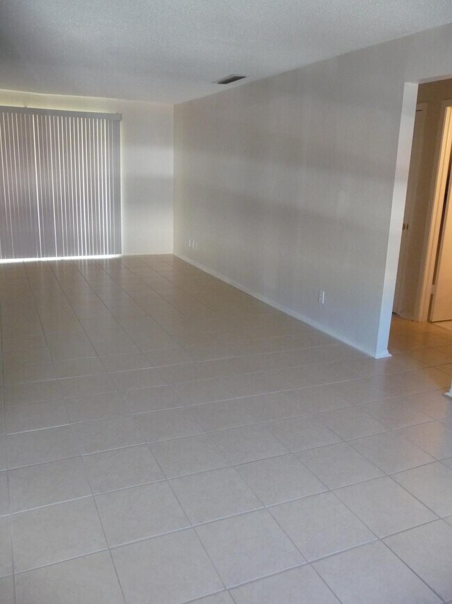 Building Photo - 200 Country Club Dr