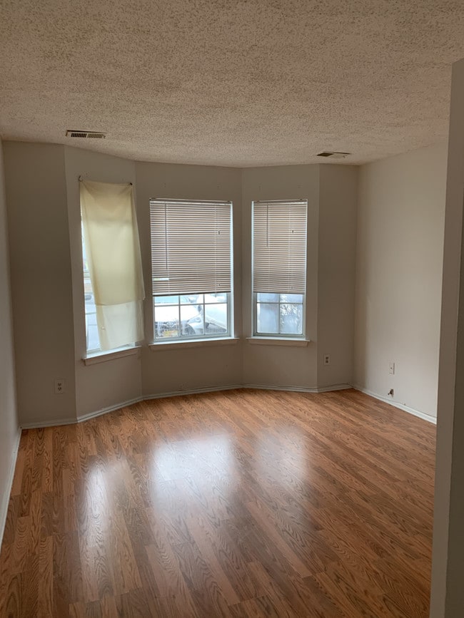 Building Photo - 61 Tanglewood Ct