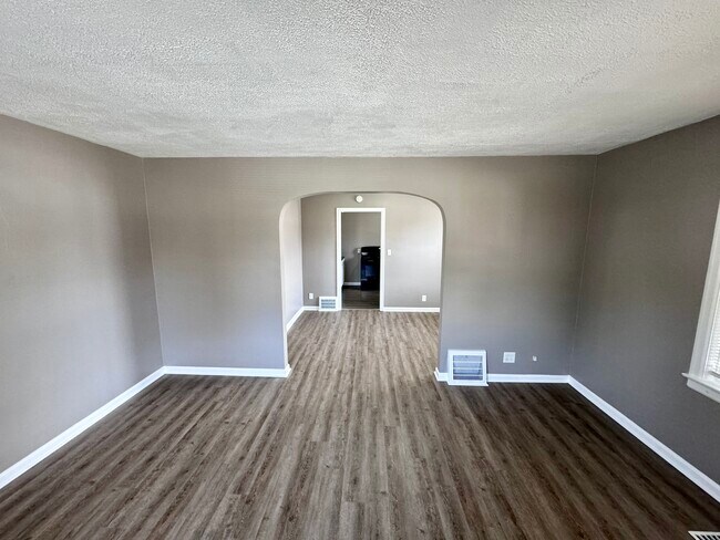 Building Photo - 4901 E New York St - 2 Bed/1 Bath -move in...