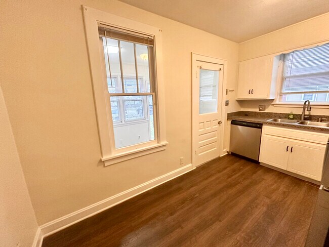 Foto del edificio - 4222 Broadway