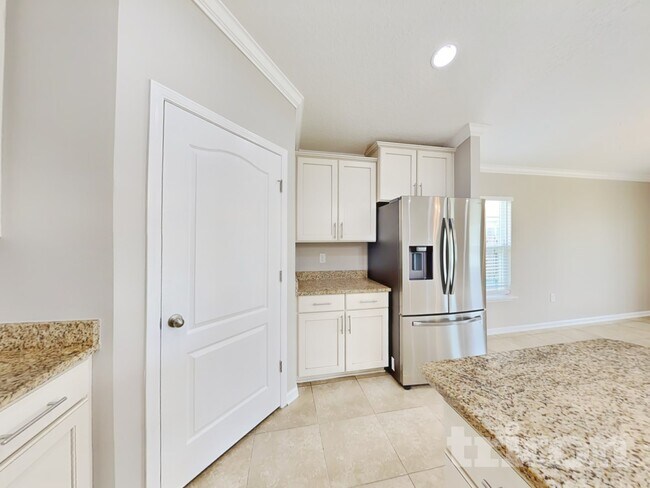 Foto del edificio - 414 Samara Lakes Pkwy