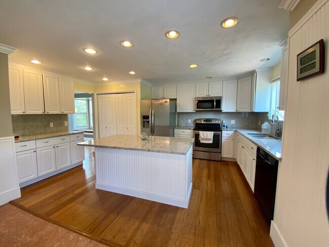 Building Photo - 2027 Kramer Dr