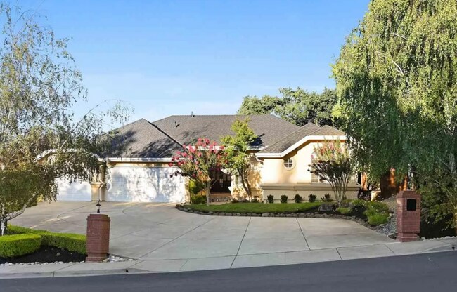 Building Photo - 4 Bedroom/2.5 Bath Home For Rent n Pleasan...