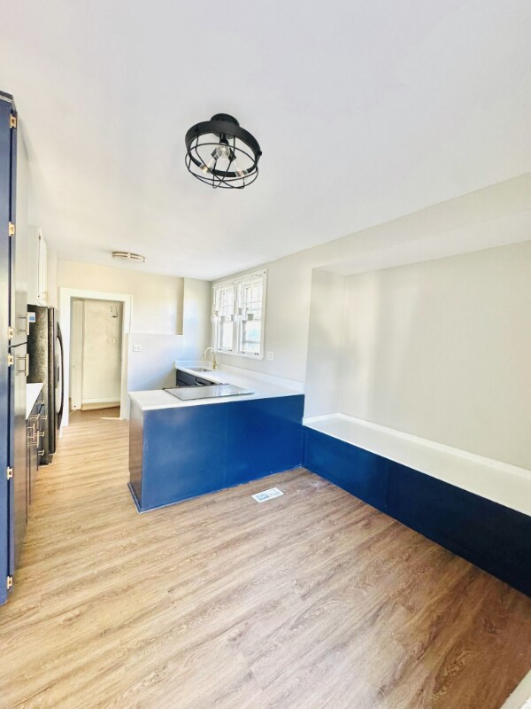 Foto del edificio - 323 E Jefferson Ave