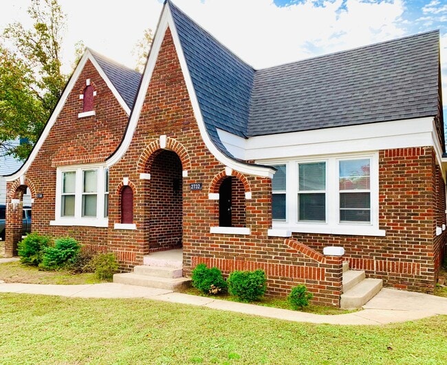 Large 1BD 1BA Apartment with Bonus Area Located in Historic Miller Neighborhood!! - Large 1BD 1BA Apartment with Bonus Area Located in Historic Miller Neighborhood!!