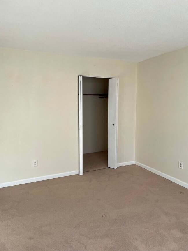 525 Crown St, Meriden, CT 06450 Condo for Rent in Meriden, CT