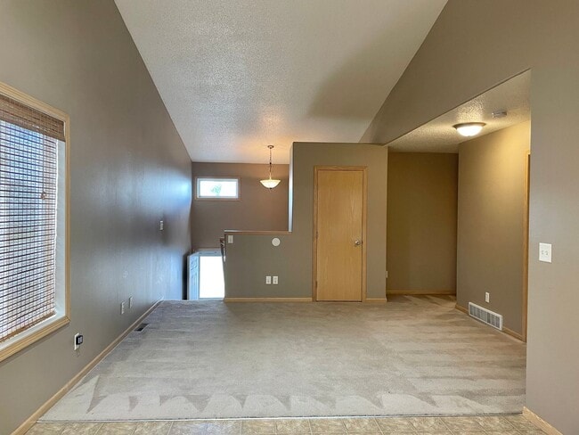 Building Photo - Spacious split level townhome located in W...