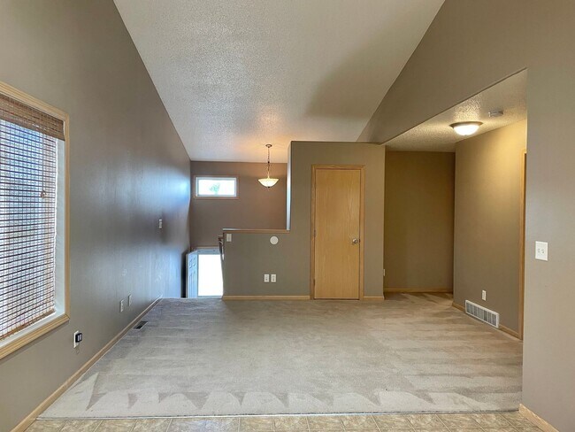 Foto del edificio - Spacious split level townhome located in W...