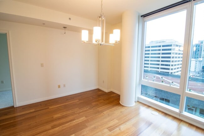 Building Photo - 1bd/1.5ba Bellevue Condo