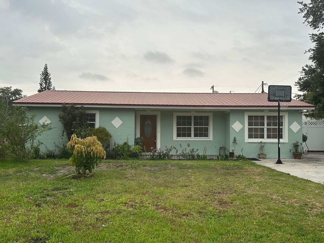 Primary Photo - Cozy 2-Bedroom Duplex for Rent in Lakeland