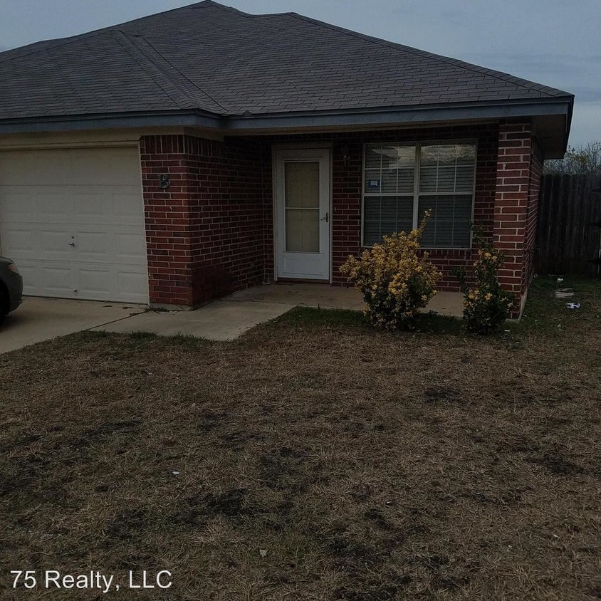 Primary Photo - 3015 Cantabrian Dr