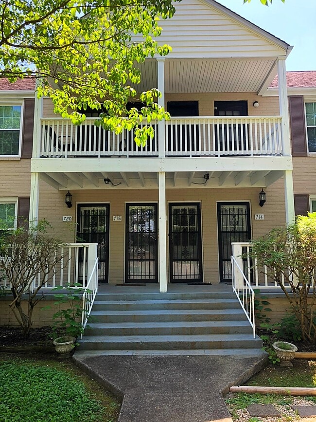 Building Photo - 718 Lawrence Ave