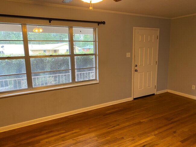 Foto del edificio - 1101 Glencrest Ln