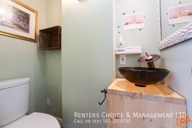 Building Photo - 2 Bedroom Condo With Assigned Parking