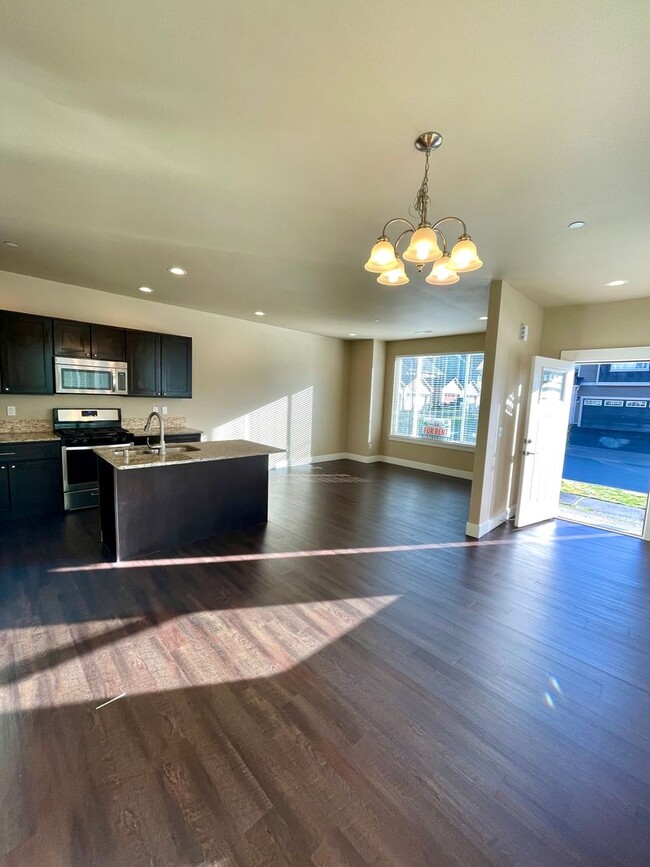 Building Photo - $200 Off 1st Full Month’s Rent!  3 Bedroom...
