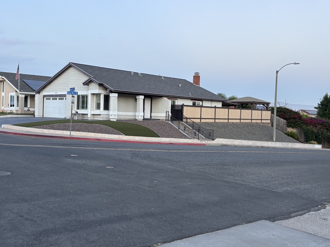 Building Photo - 1059 Buena Vista Way