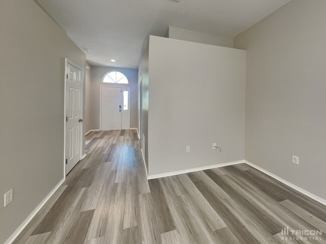 Building Photo - 2118 Deerfield Dr